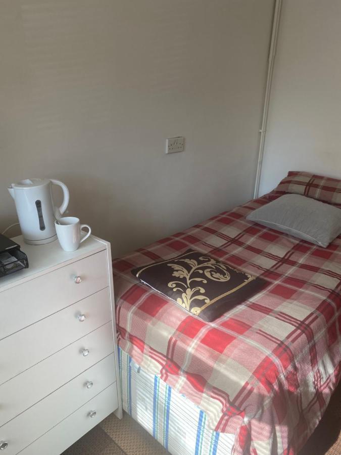 Travelling Stop Apartment Суиндън Екстериор снимка