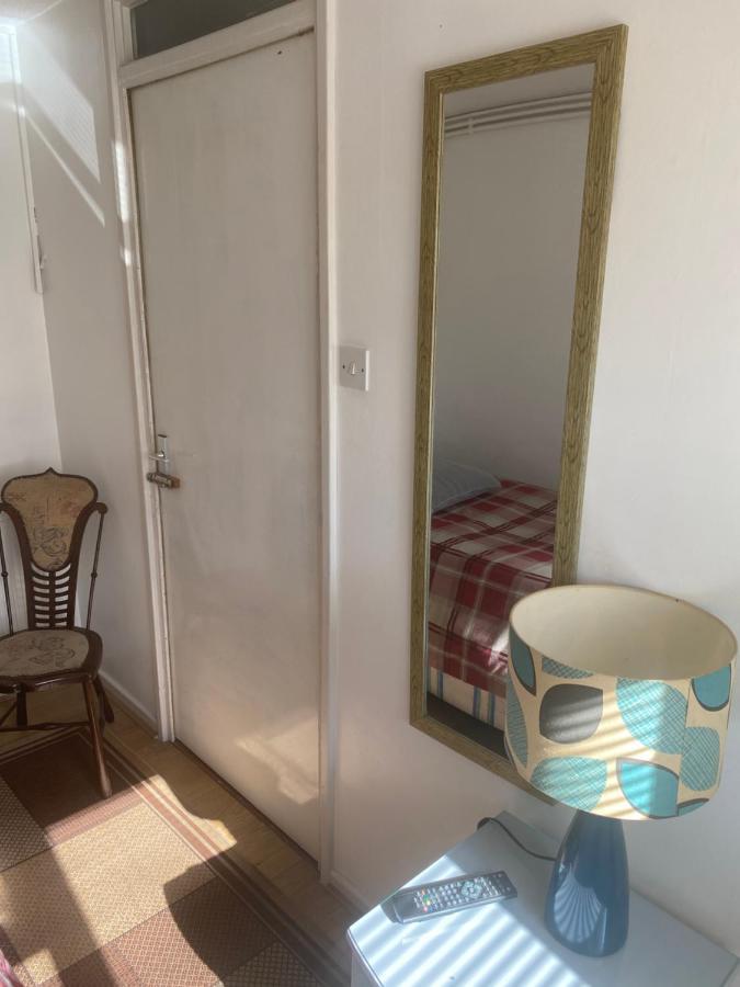 Travelling Stop Apartment Суиндън Екстериор снимка