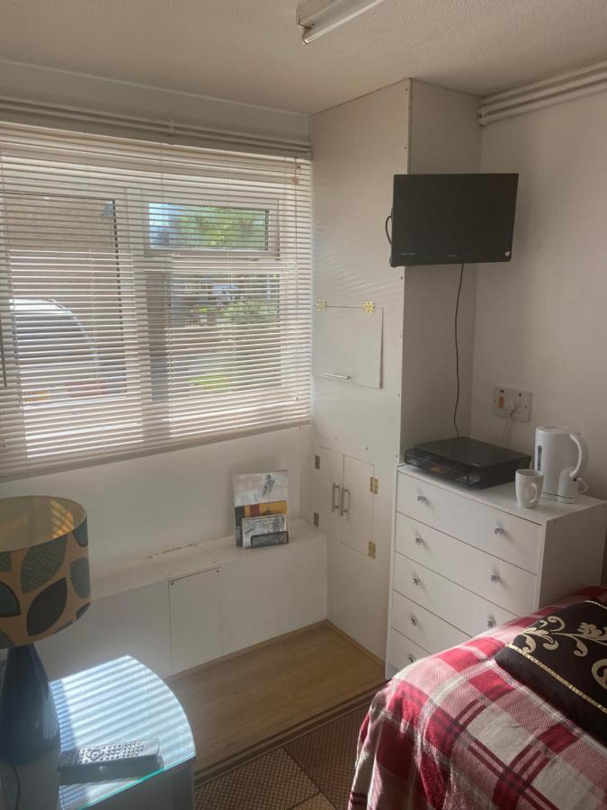 Travelling Stop Apartment Суиндън Екстериор снимка