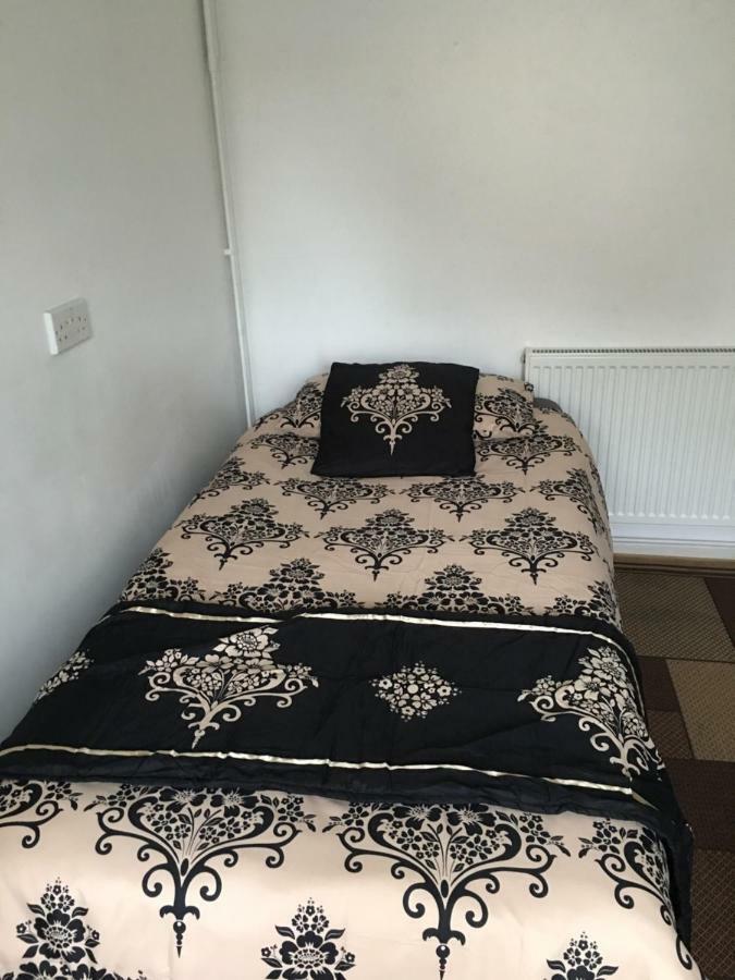 Travelling Stop Apartment Суиндън Екстериор снимка