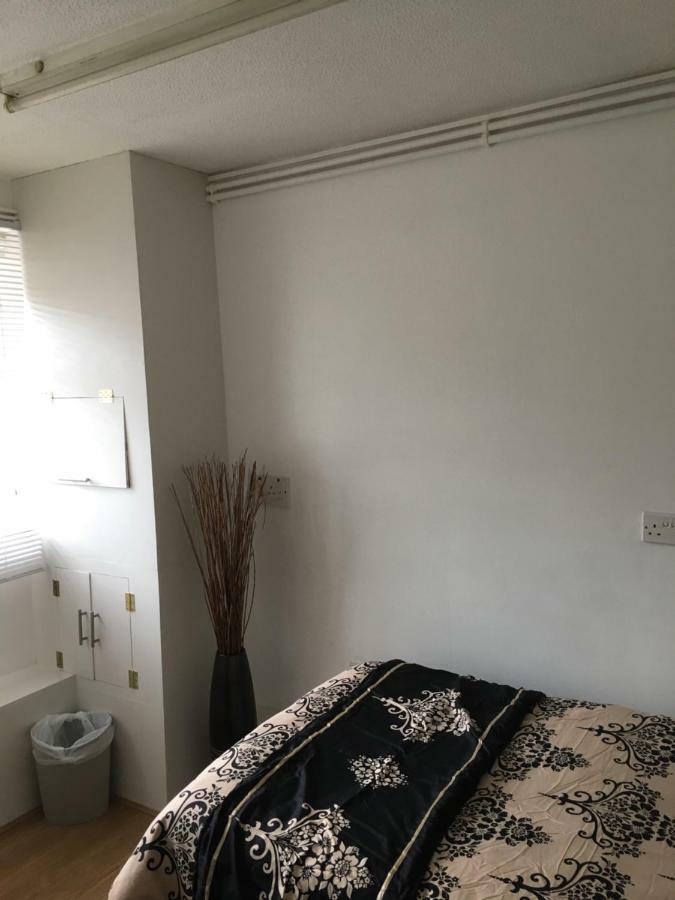 Travelling Stop Apartment Суиндън Екстериор снимка