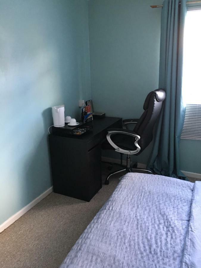 Travelling Stop Apartment Суиндън Екстериор снимка