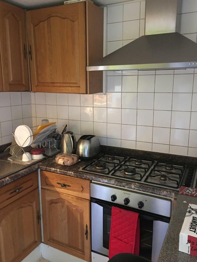 Travelling Stop Apartment Суиндън Екстериор снимка
