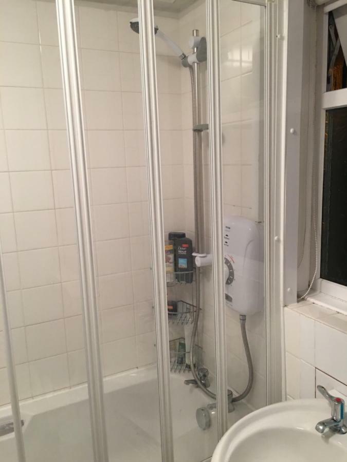 Travelling Stop Apartment Суиндън Екстериор снимка
