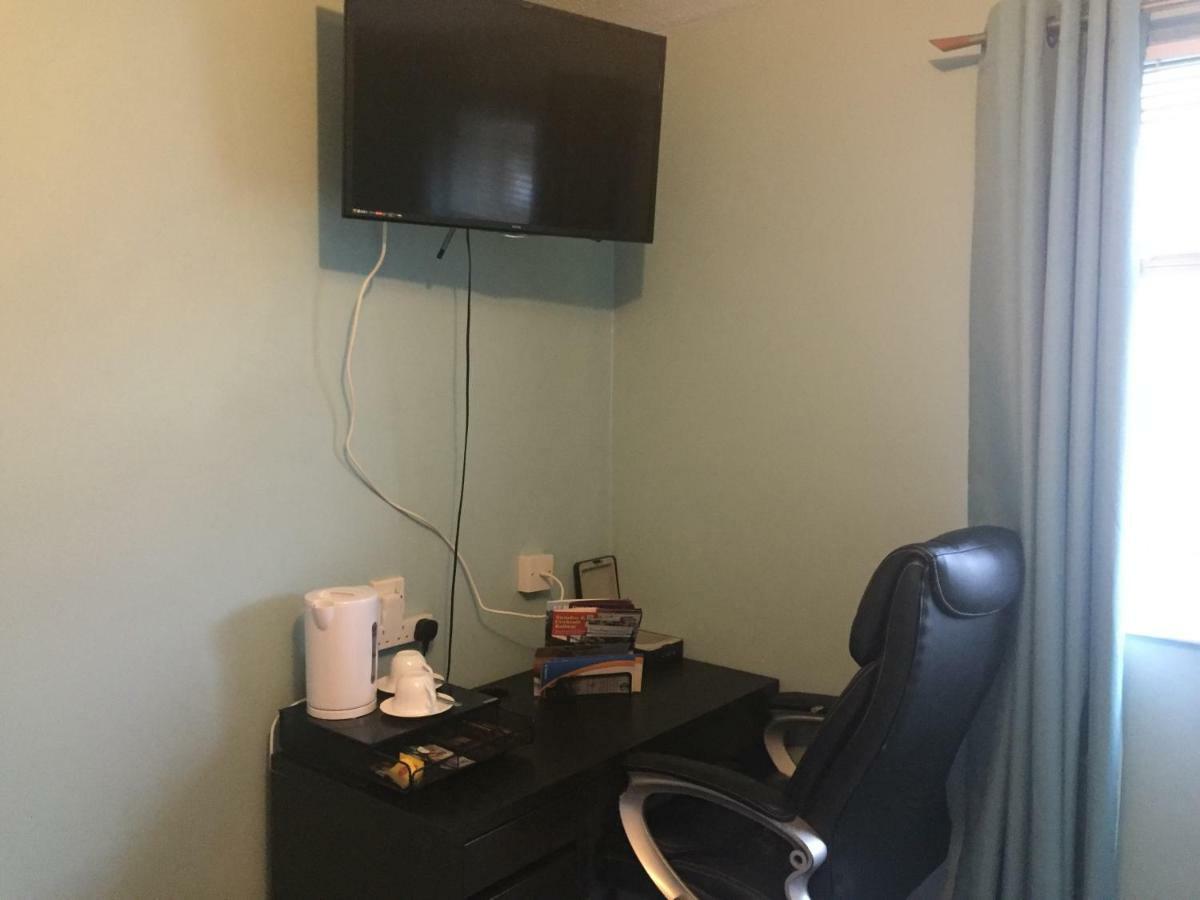 Travelling Stop Apartment Суиндън Екстериор снимка